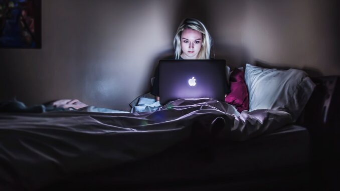 Website - Tiffy and Mrs Mac 4 girl in bed with iMac computer To add to a blog